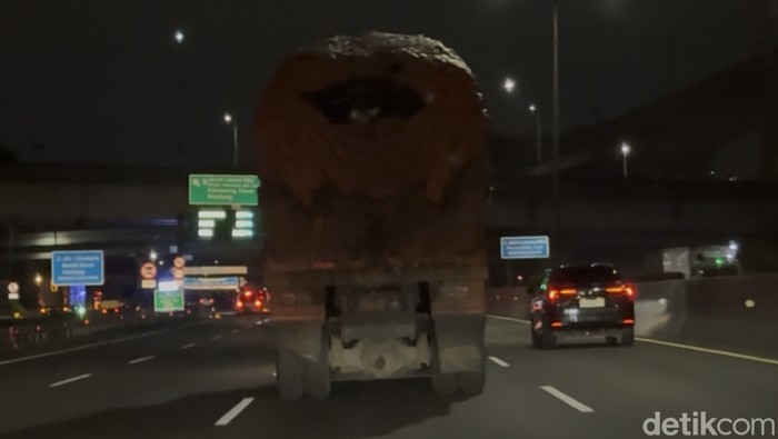 Truk Tanpa Lampu Belakang Nyaris Picu Kecelakaan Maut, Uji KIR Dipertanyakan