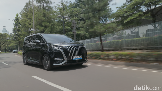 Bukan Mewahnya, 'Kartu As' Denza D9 Ini Bikin Alphard Iri