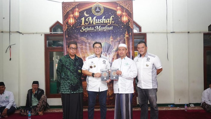 Komunitas Mercedes-Benz W211 Club Indonesia Bagikan 1.211 Mushaf Al-Quran