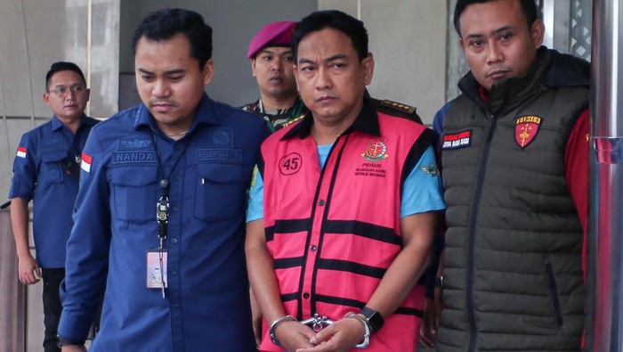 Intip Garasi Ketua Ombudsman yang Dipecat