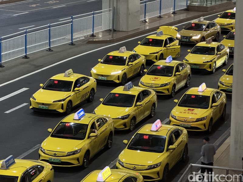 Jangan Kaget! Di China Ada Taksi 'Ferrari Kuning'
