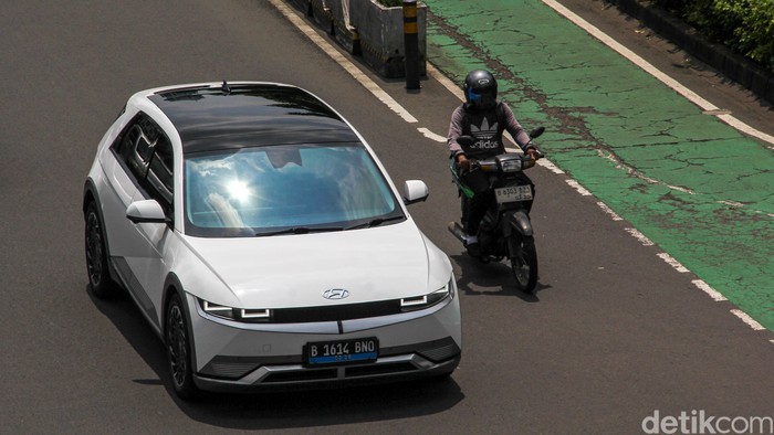 Mendagri Minta Gubernur Tetap Bebaskan Pajak Kendaraan Listrik