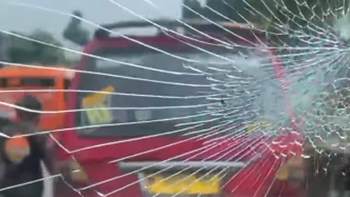 Heboh Sopir Angkot di Jaktim Rusak Mobil usai Ditegur Lawan Arah