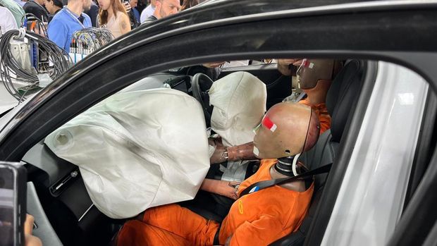 Uji Tabrak Mobil Chery Depan-Belakang, Masih Aman?