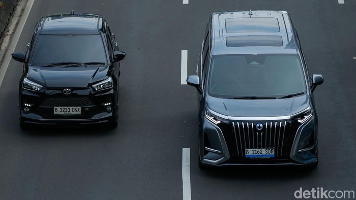 Masih Dibebaskan, Pajak Denza D9 vs Alphard Termurah Bak Langit dan Bumi