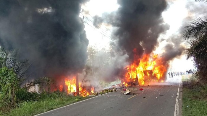Ada Tabung Gas dan 2 Unit Motor di Bus ALS yang Tabrak Mobil Tangki BBM
