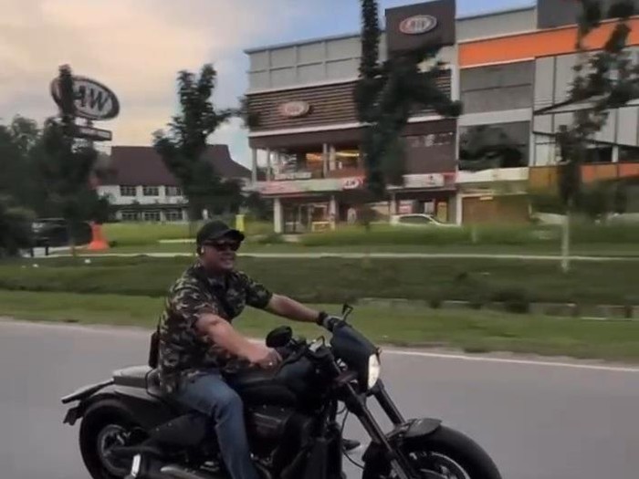 Duh! Ketua DPRD Naik Moge Nggak Pakai Helm