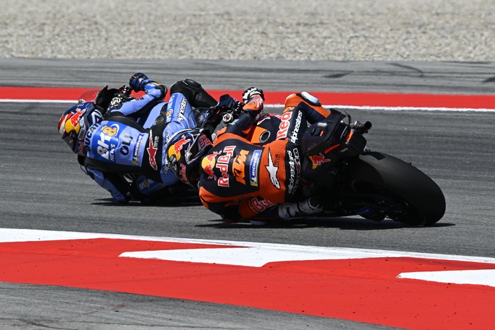MotoGP, Alex Marquez, Marquez, MotoGP Catalunya Red Flag: Motor Acosta Bermasalah, Ditabrak Alex Marquez
