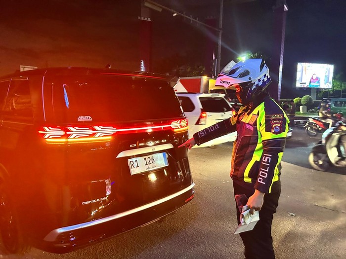 Viral Denza Pakai Pelat Nomor 'R1 126' Mirip Mobil Menteri, Kena Sanksi Ini