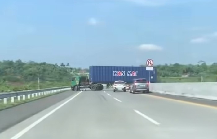 Viral Truk Trailer Putar Balik di Tol, Sanksinya Nggak Main-main!