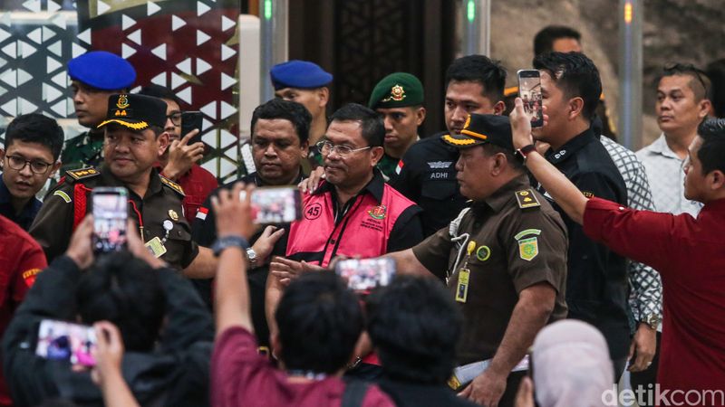 Isi Garasi Sony Sonjaya dan Lodewyk Pusung Tersangka Korupsi MBG