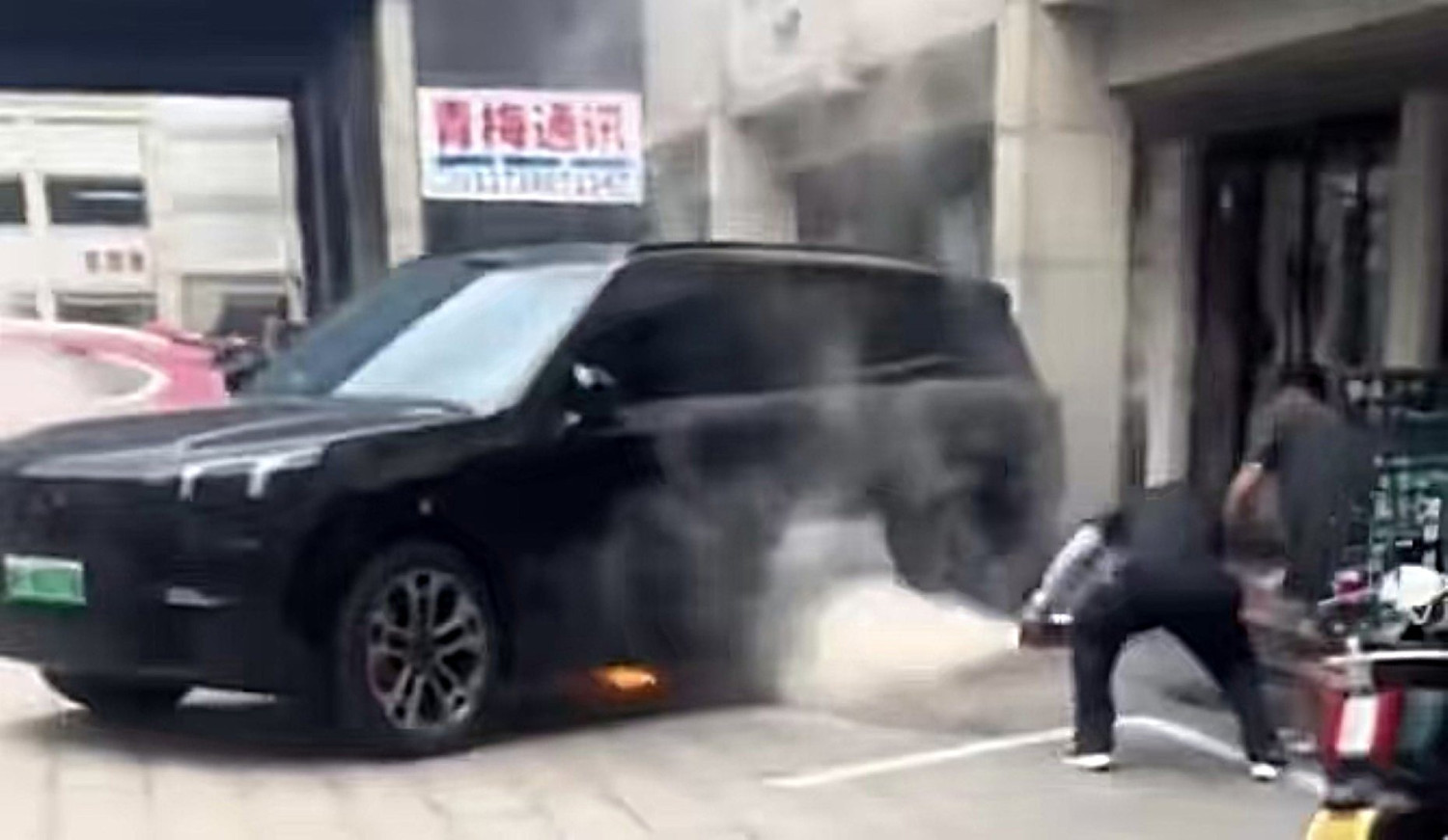 Lynk &amp; Co 900 catches fire, dealer claims a pedestrian kicked a power bank under it