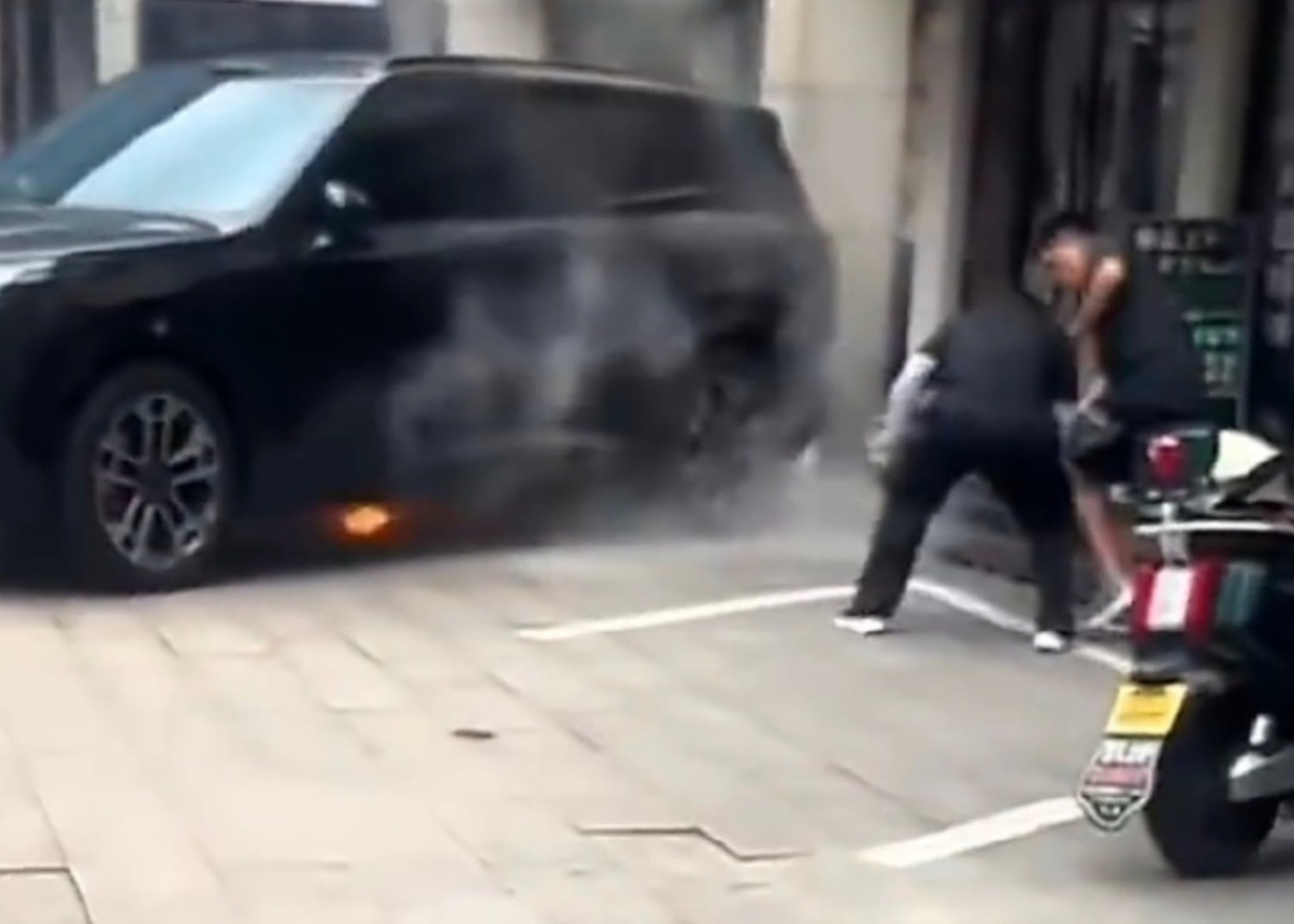 Lynk &amp; Co 900 catches fire, dealer claims a pedestrian kicked a power bank under it