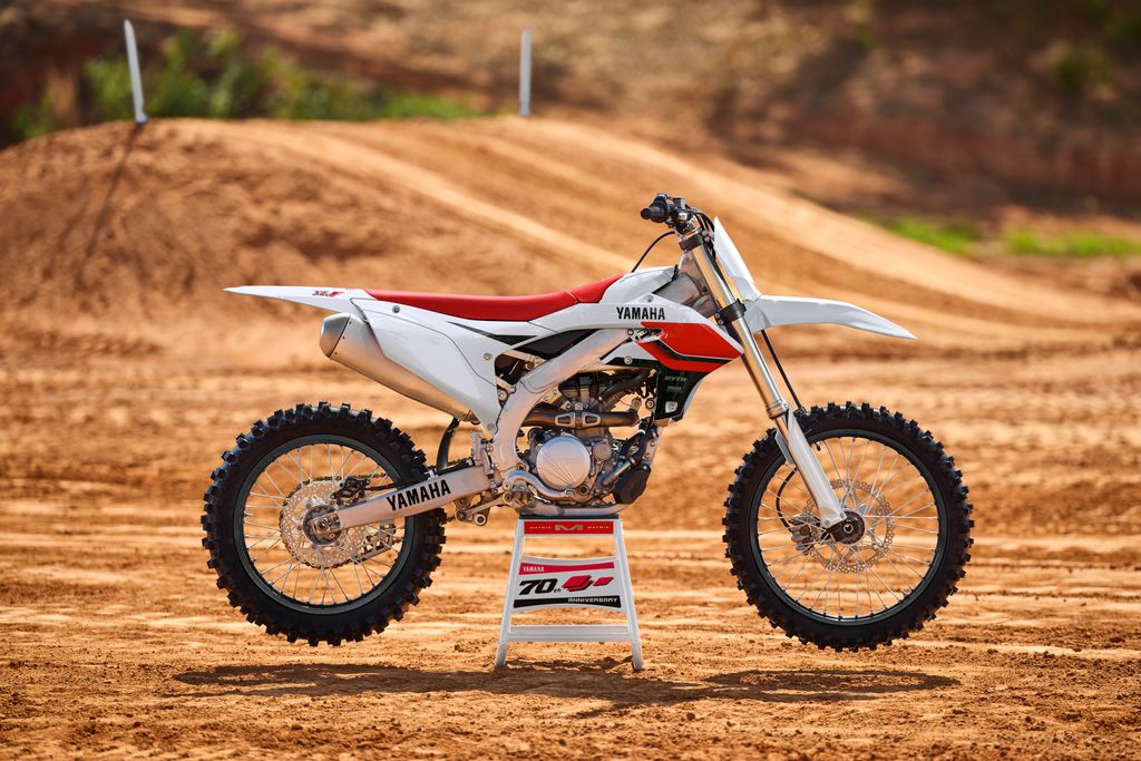 Motor Motocross Edisi Ulang Tahun ke-70 Yamaha Tampil Garang