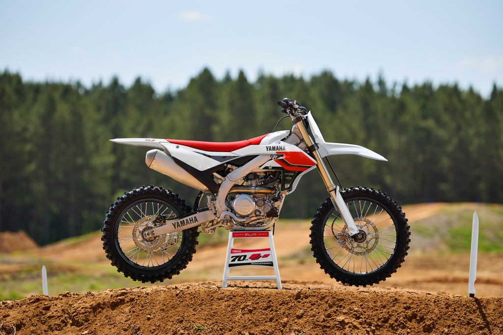 Motor Motocross Edisi Ulang Tahun ke-70 Yamaha Tampil Garang
