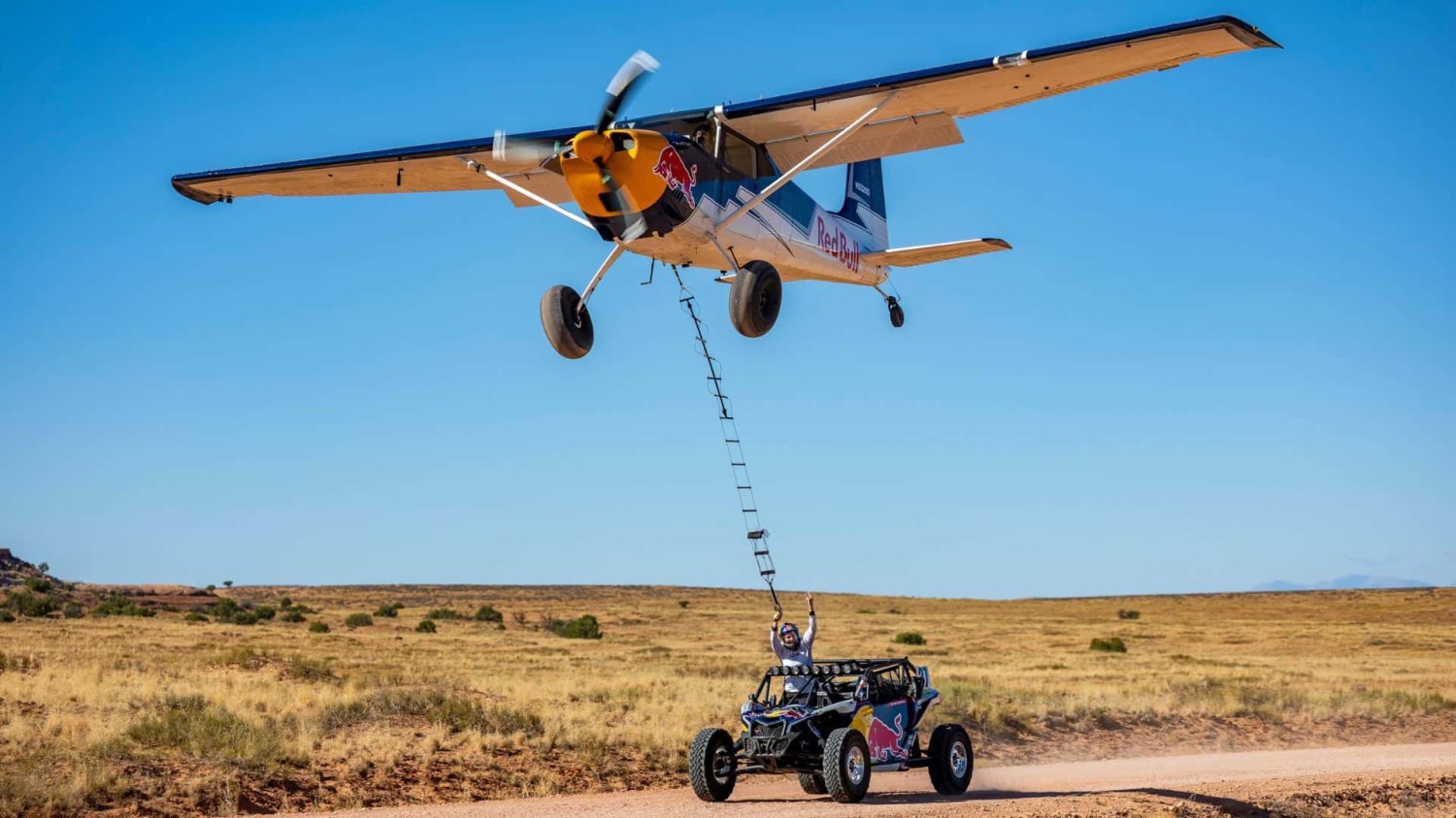 Aksi Terbaru Red Bull dengan UTV, Pesawat, dan Skydiver