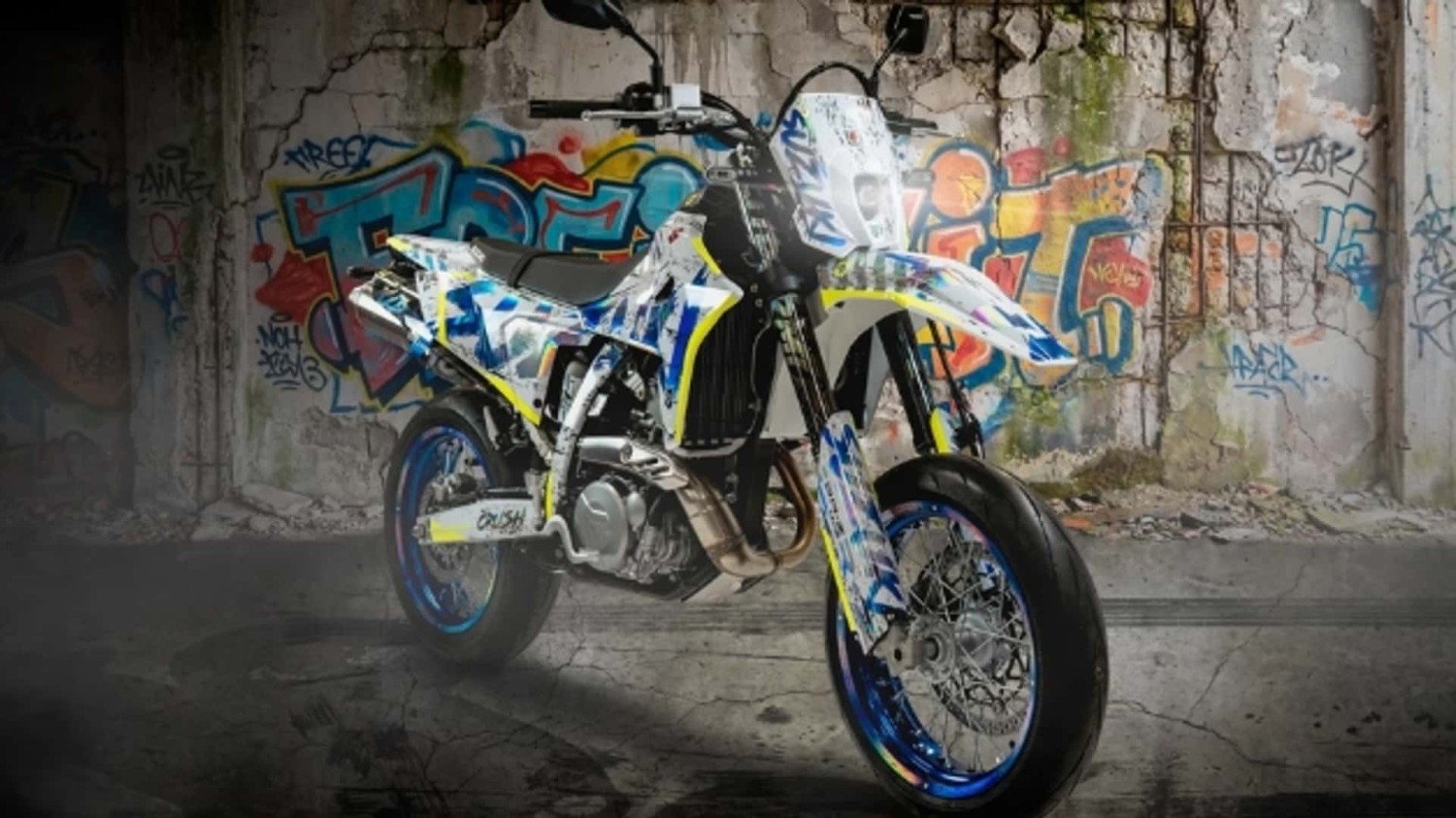 Esta Suzuki DR-Z4SM tiene una decoración increíble