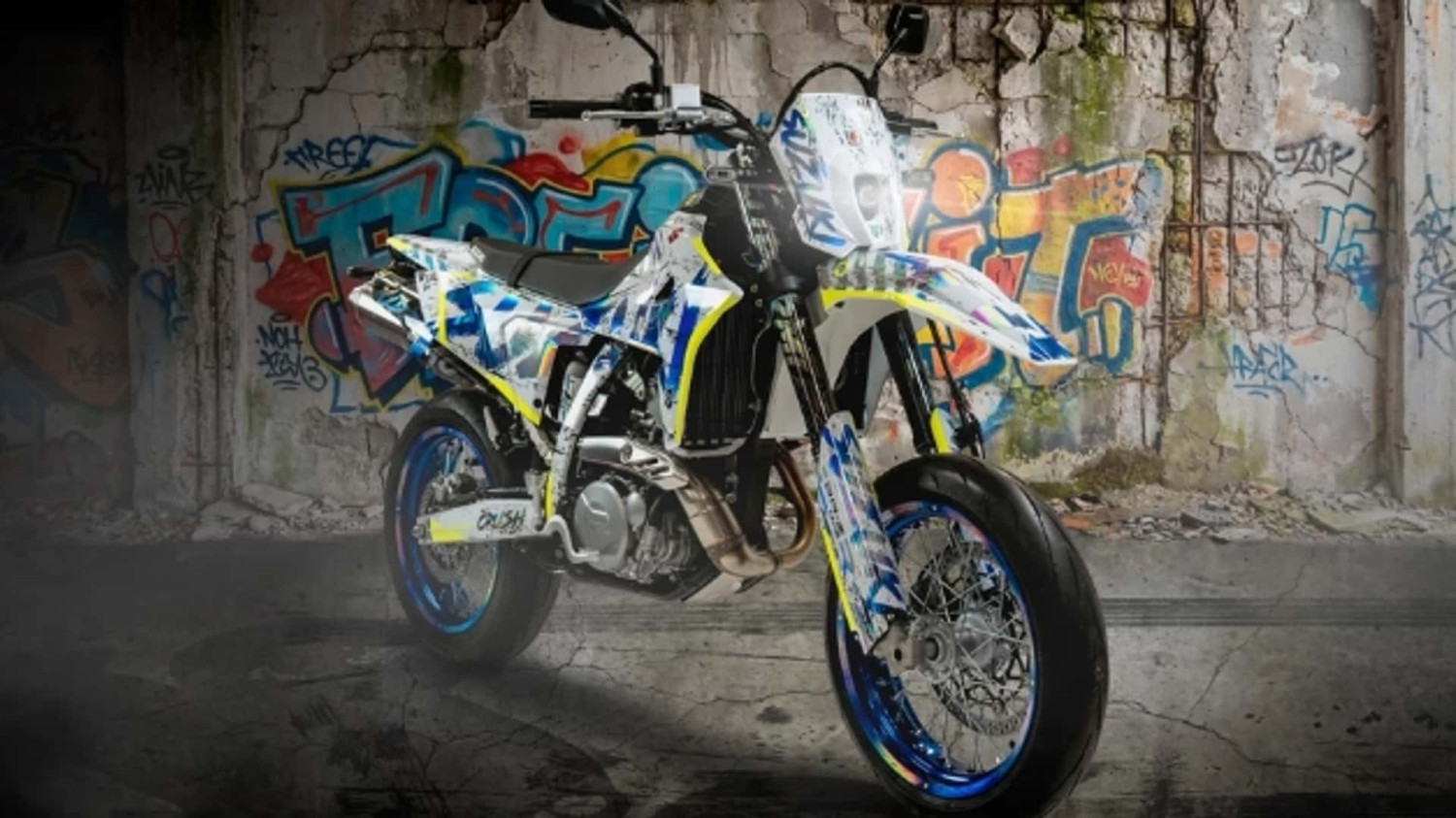 Suzuki, Esta Suzuki DR-Z4SM tiene una decoración increíble