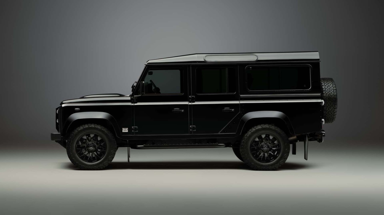 Land Rover Menghabiskan 300 Jam untuk Melukis Defender V-8 Klasik