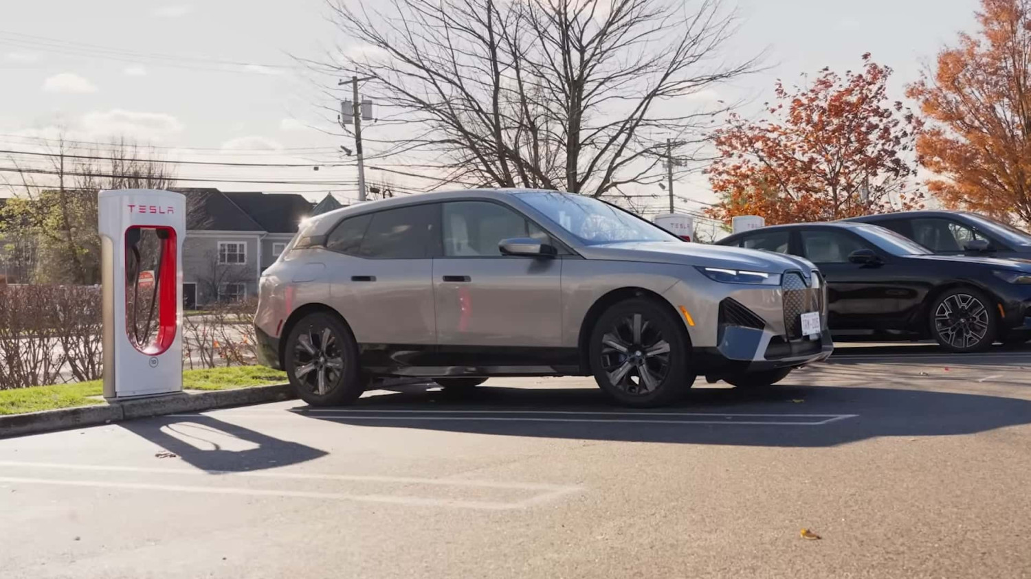 BMW, Tesla, Mobil Listrik BMW Kini Bisa Mengisi Daya di Supercharger Tesla