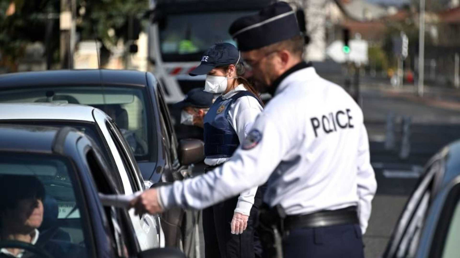 Voitures “invisibles” en France : près d’un million de véhicules circuleraient hors des radars administratifs