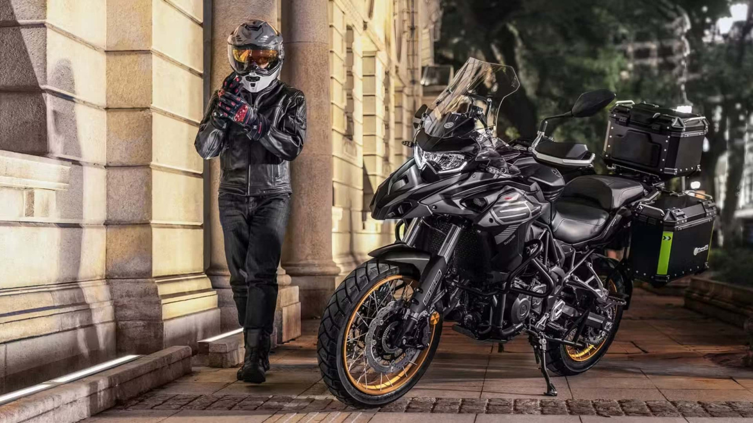 La nueva moto deportiva de QJ Motor parece una MV Agusta Superveloce a dieta