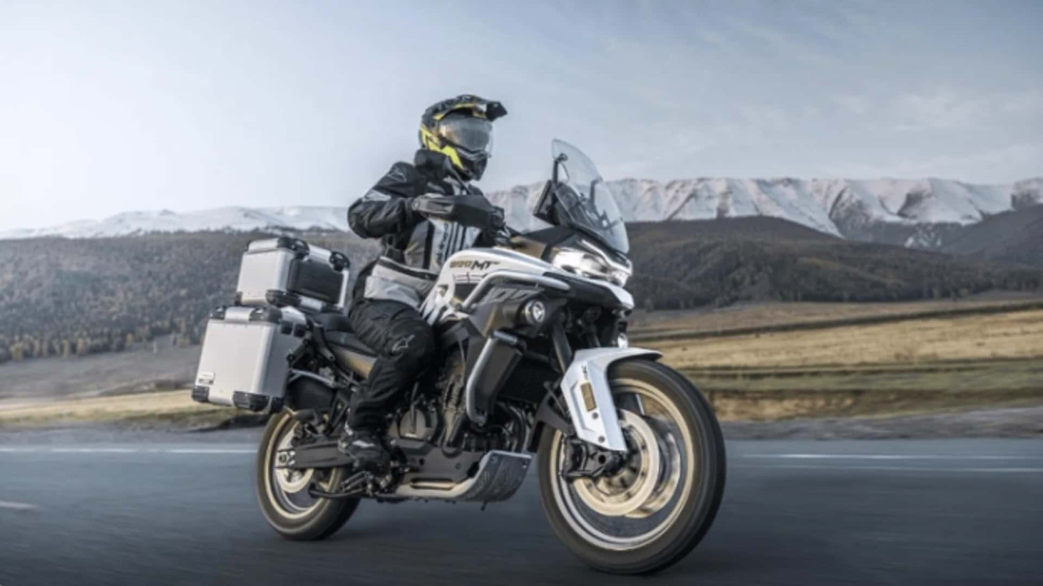 Esta CFMoto tiene suspensión semiactiva y es una aventurera muy interesante