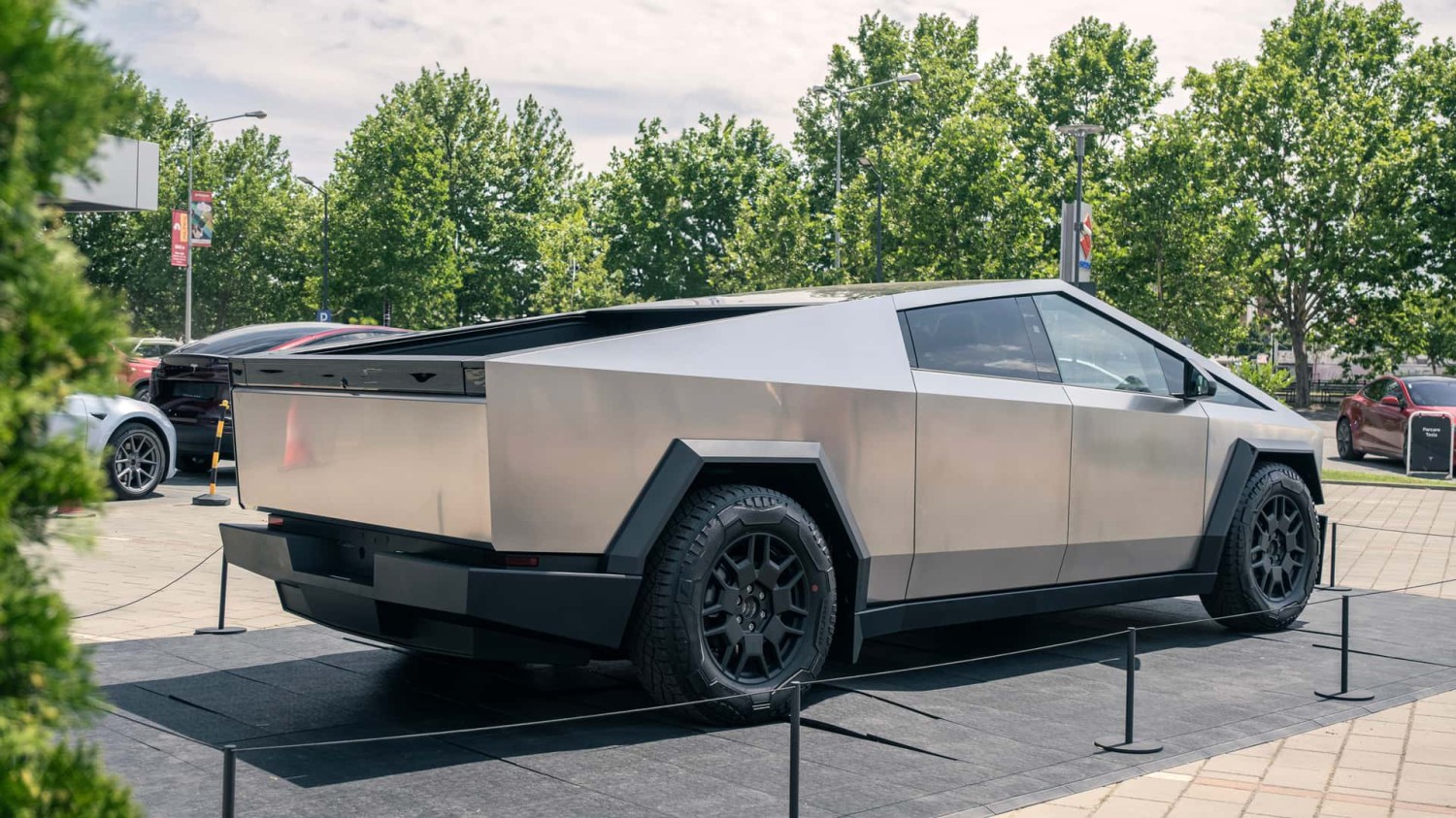 Lightbar Terpasang pada Tesla Cybertruck Rontok Jadi Di-Recall