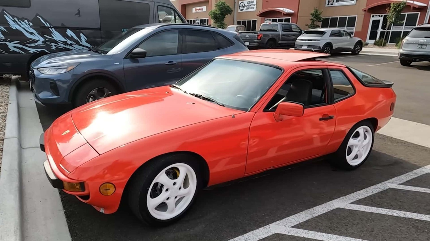 Konversi Porsche 924S EV yang Ramah Anggaran