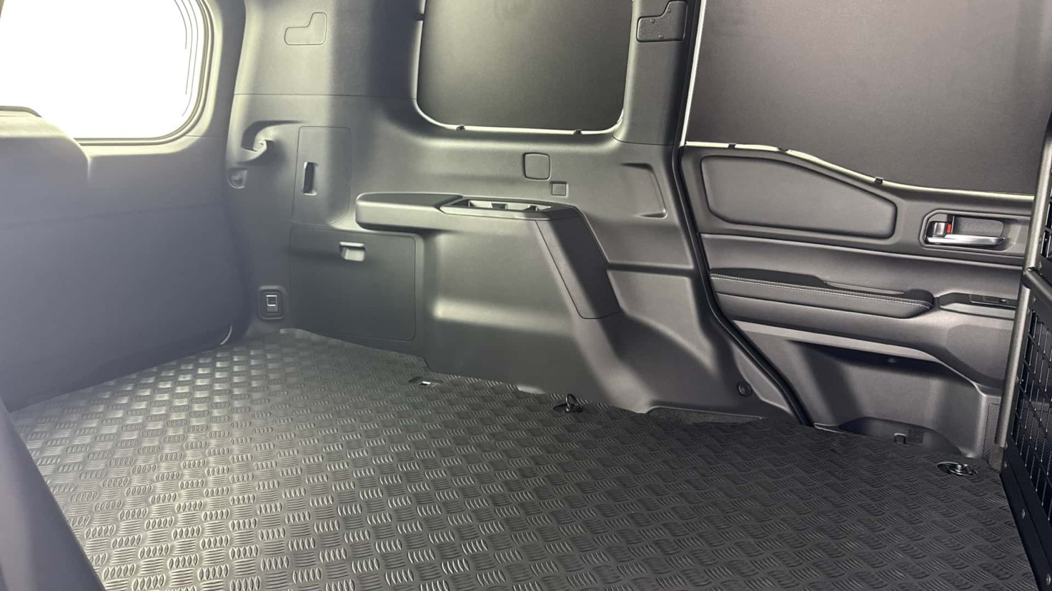 Toyota Mengubah Land Cruiser Menjadi Sebuah Van