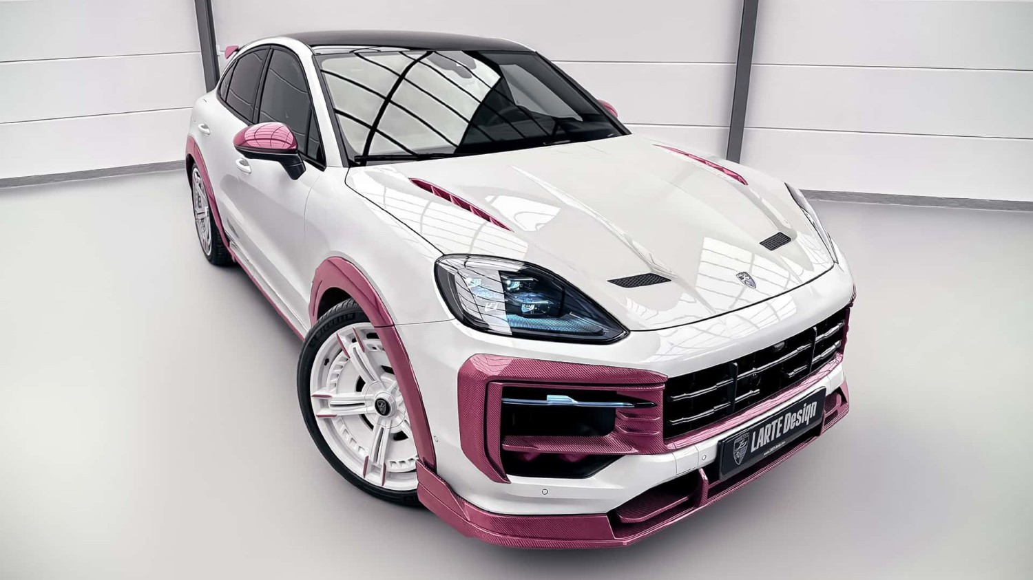 Larte présente un Porsche Cayenne avec kit carrosserie en carbone rose