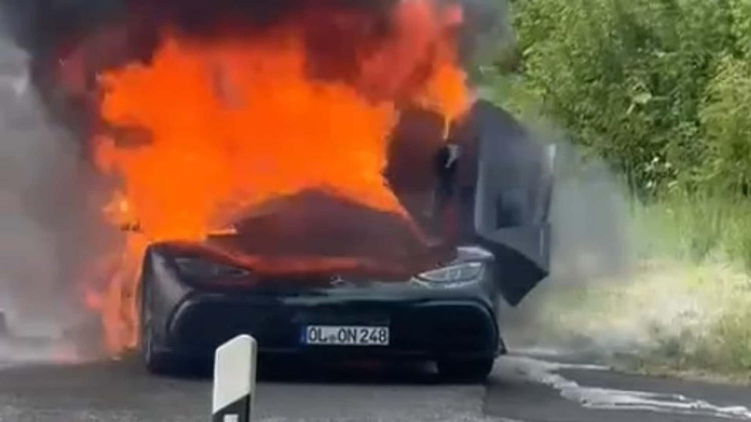 Mercedes, Video Mercedes-AMG yang Terbakar Ini Mematahkan Hati yang Melihat