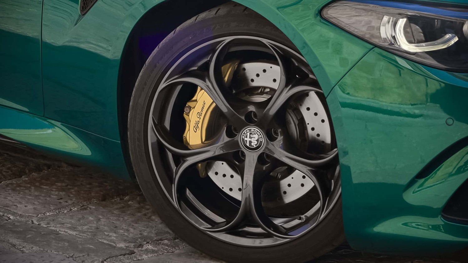 L'Alfa Romeo Giulia Quadrifoglio Special passe à l'or