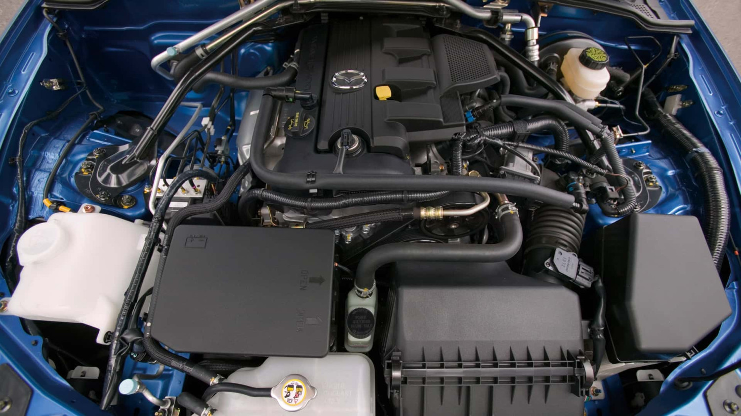 Des ingénieurs de Mazda ont un jour réussi à intégrer un V6 dans une MX-5