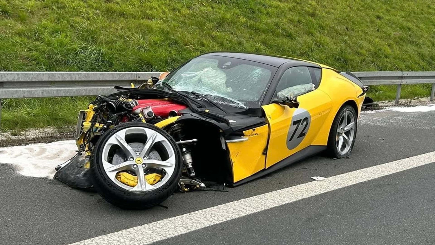 Bingo : une Ferrari 12 cylindres percute un Polestar et un camion