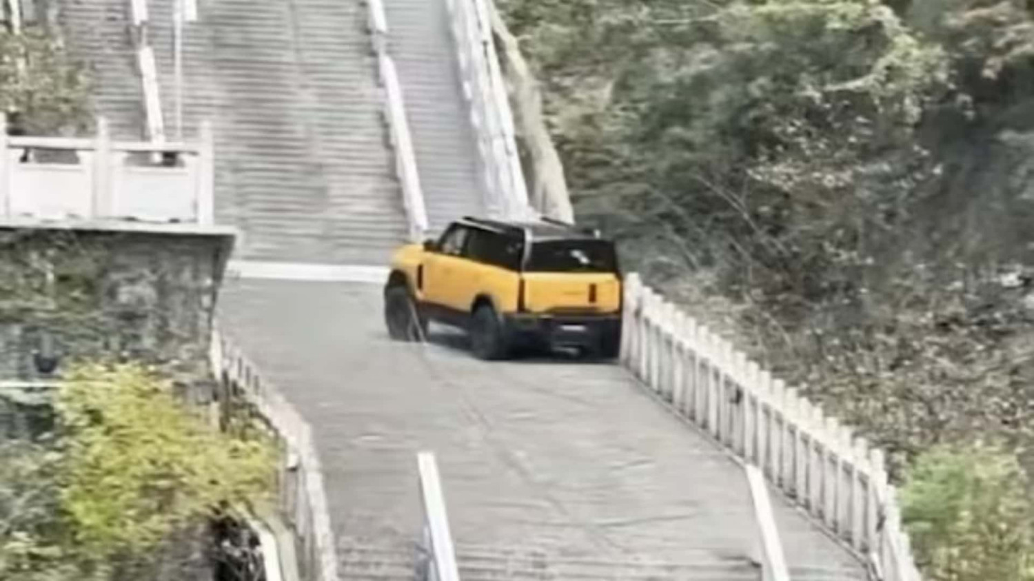 Range Rover, Rover, A Chinese Automaker Tried to Copy Range Rover's Viral Stair Climb. It Did Not End Well