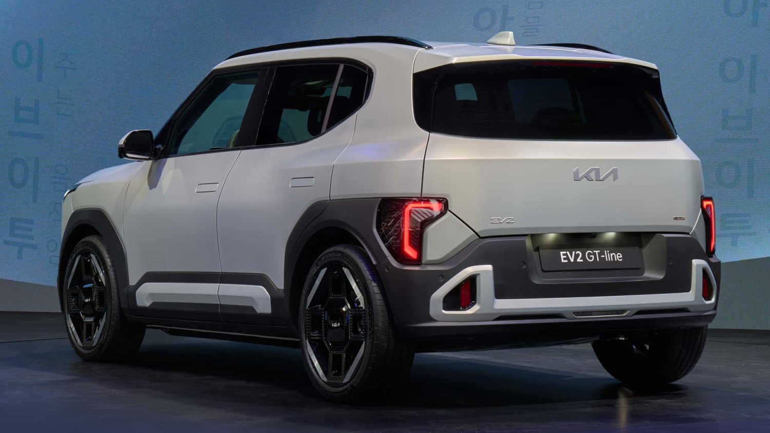 La nouvelle Kia EV2 est un petit véhicule électrique au design original et carré.
