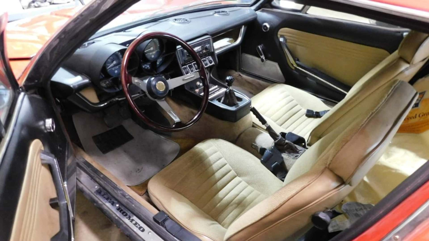 Alfa Romeo Montreal 1972 Ini Ditemukan di Dalam Garasi