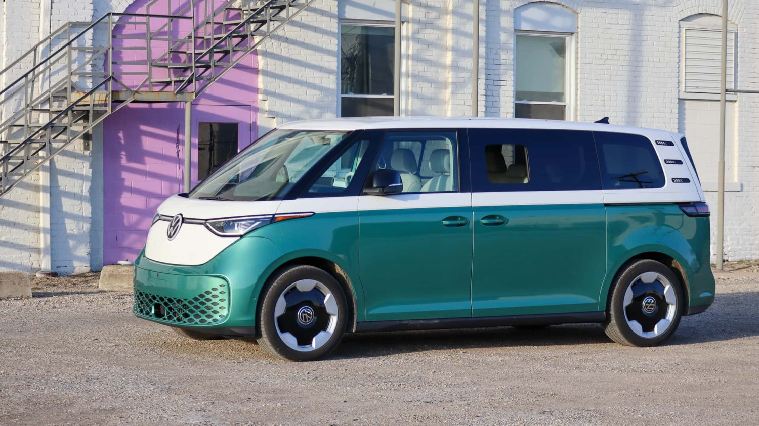 Le Volkswagen ID. Buzz n’est pas en pause — et pourrait avoir une version camping, selon le PDG de VW