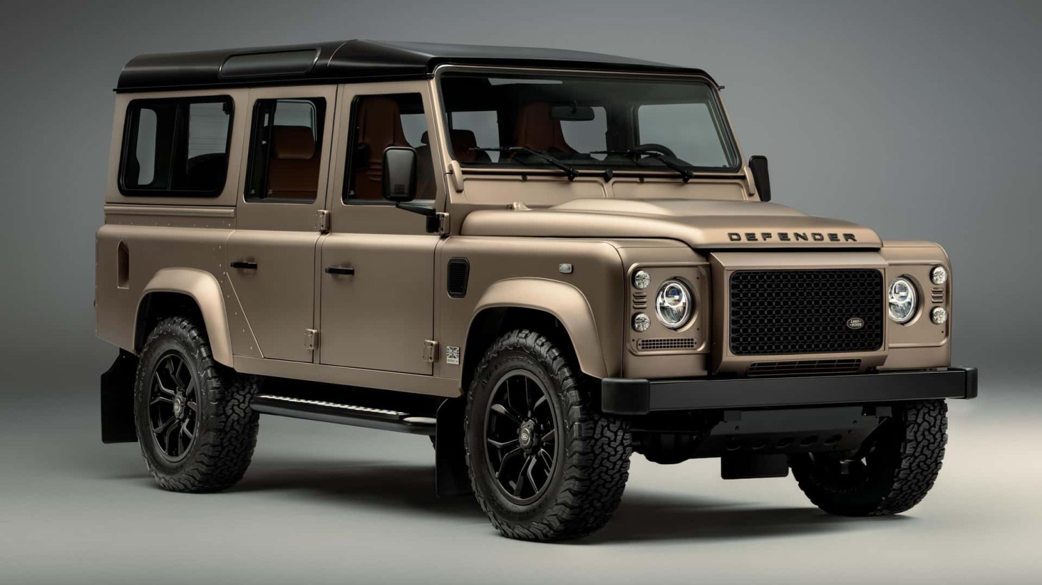 Land Rover Menghabiskan 300 Jam untuk Melukis Defender V-8 Klasik