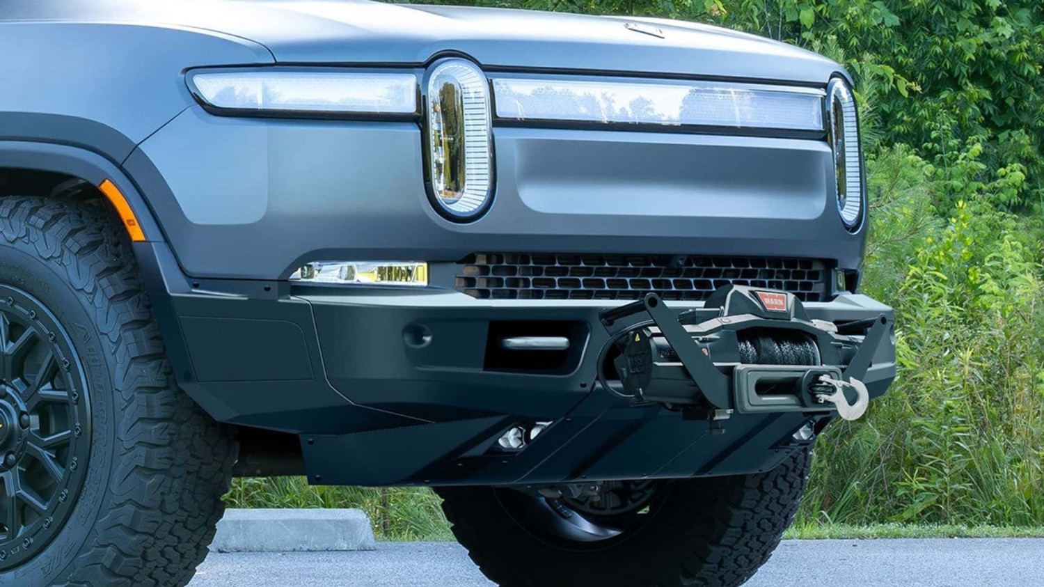 Rivian R1S dan R1T Akhirnya Dapat Bumper Winch