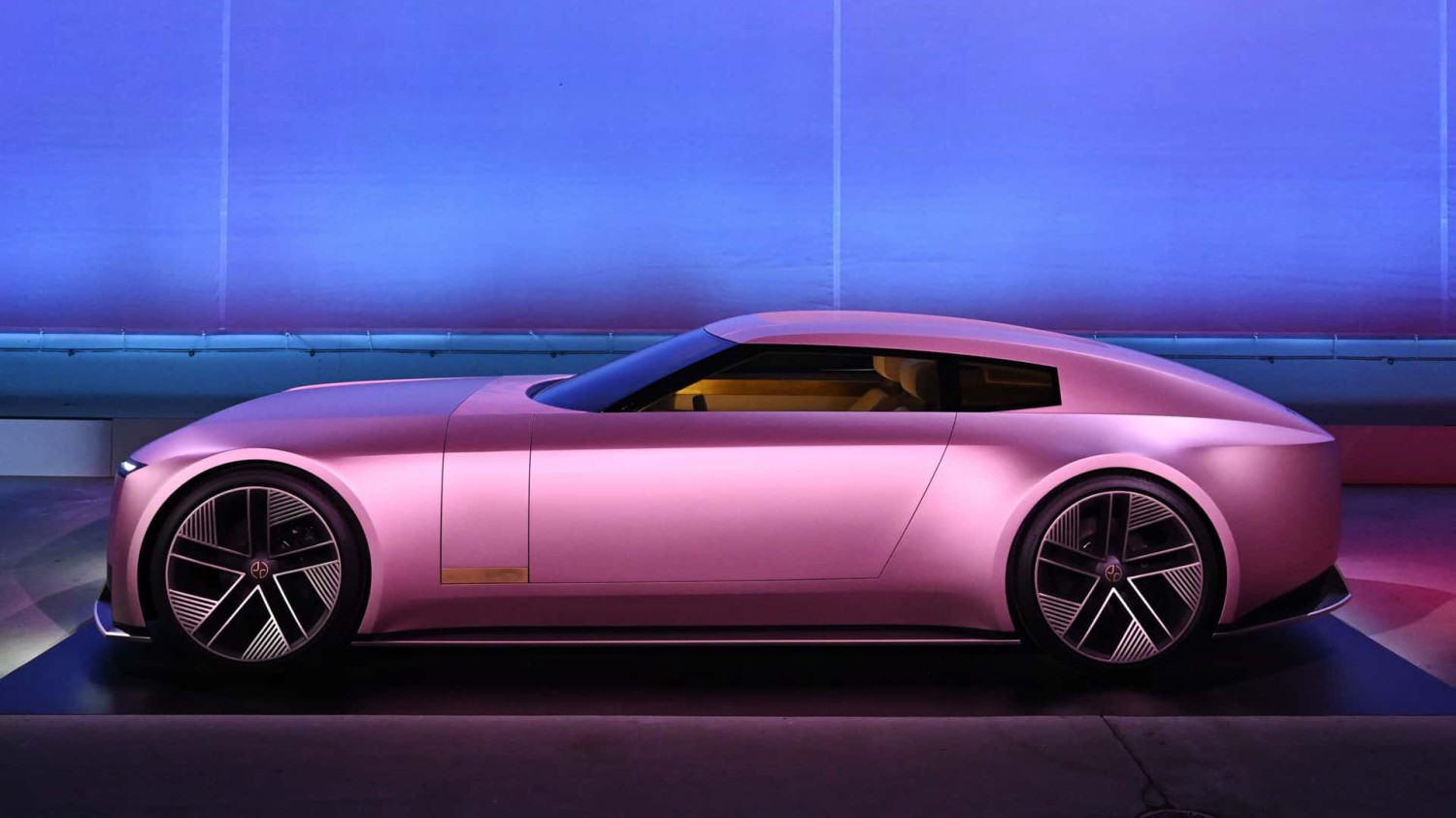 La nouvelle voiture extravagante de Jaguar sort de l'ombre