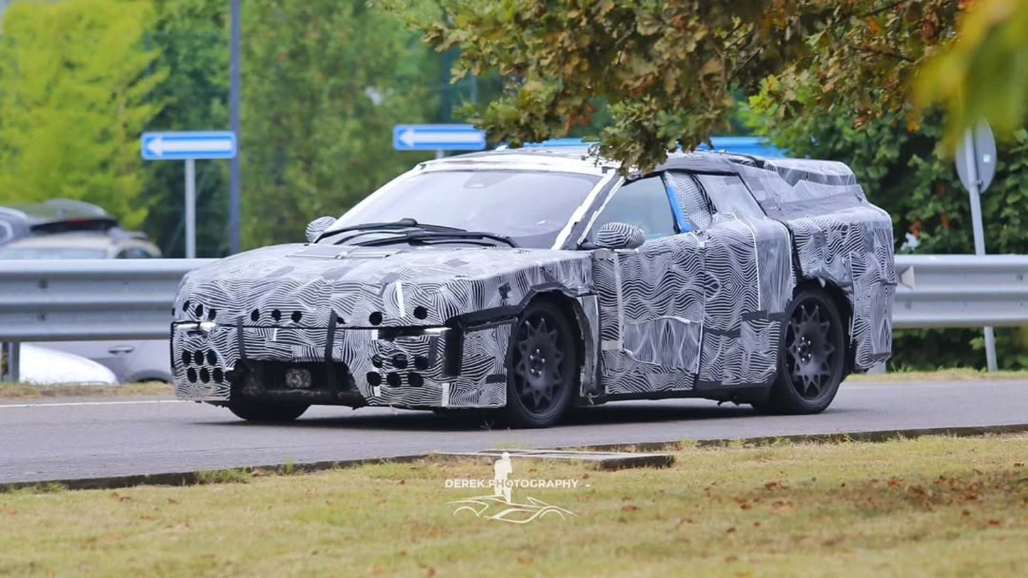 La Ferrari électrique se cache sous un camouflage un peu particulier