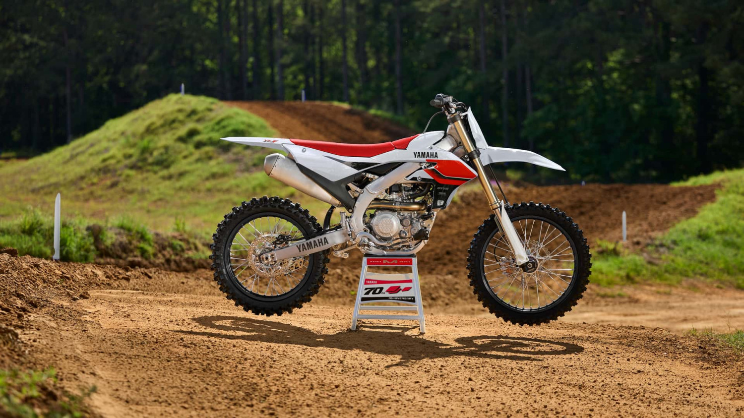 Motor Motocross Edisi Ulang Tahun ke-70 Yamaha Tampil Garang