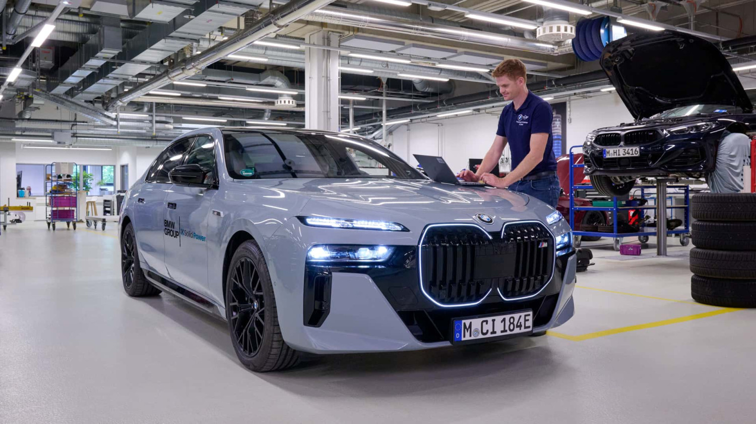 BMW Mungkin Akan Tempatkan Mesin Bensin di Mobil Listriknya