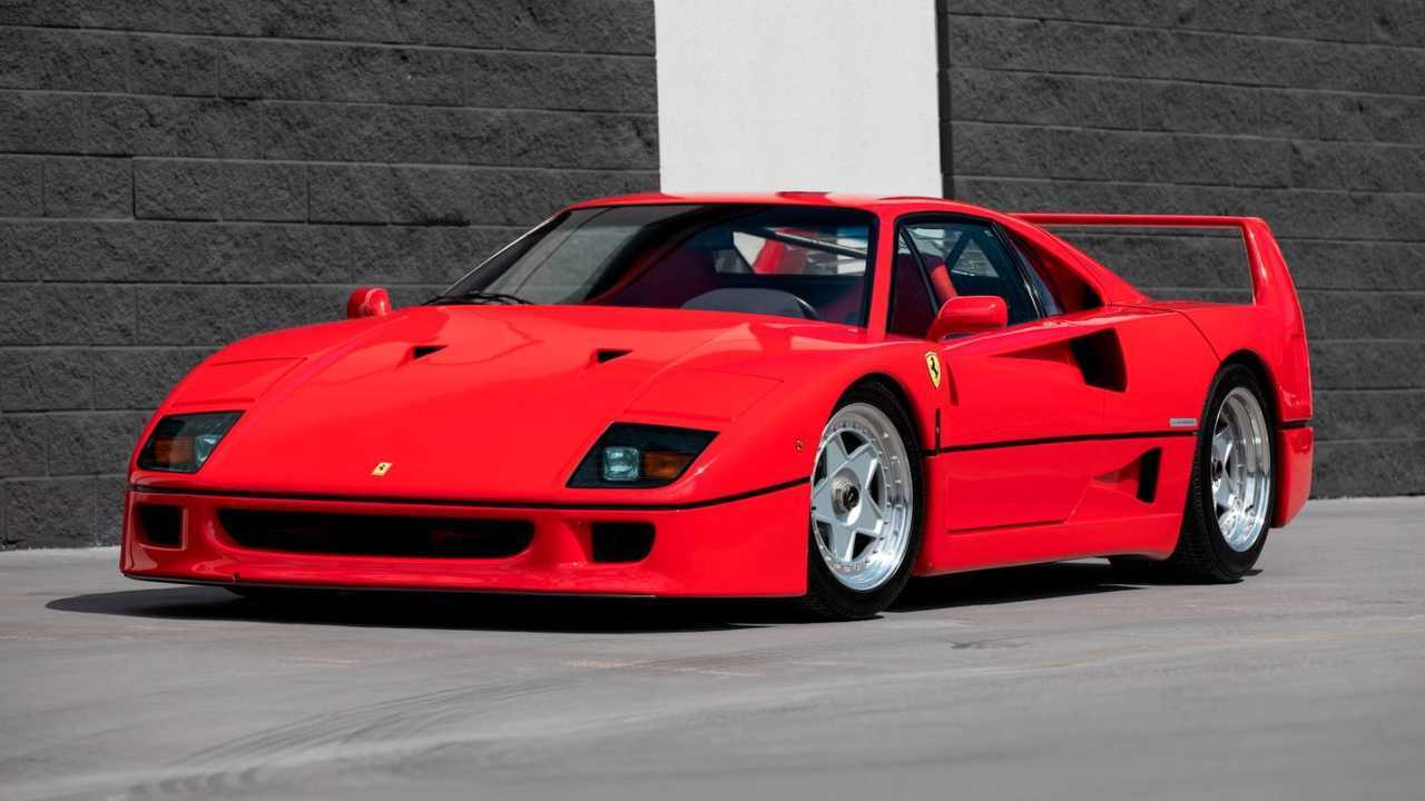 Lewis Hamilton en drift à Tokyo au volant d'une Ferrari F40