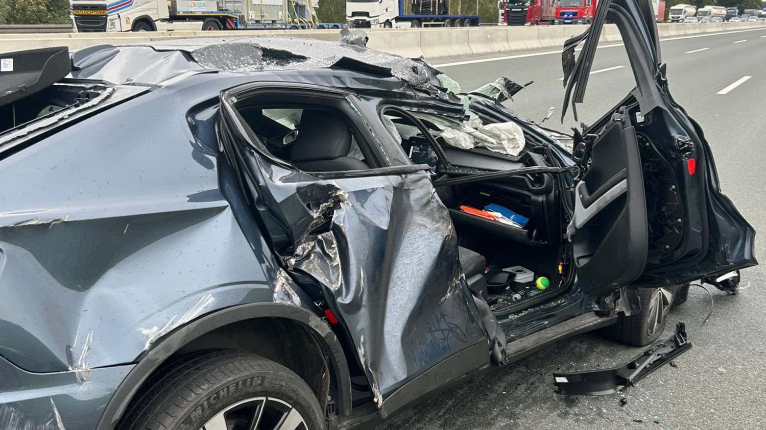 Bingo : une Ferrari 12 cylindres percute un Polestar et un camion