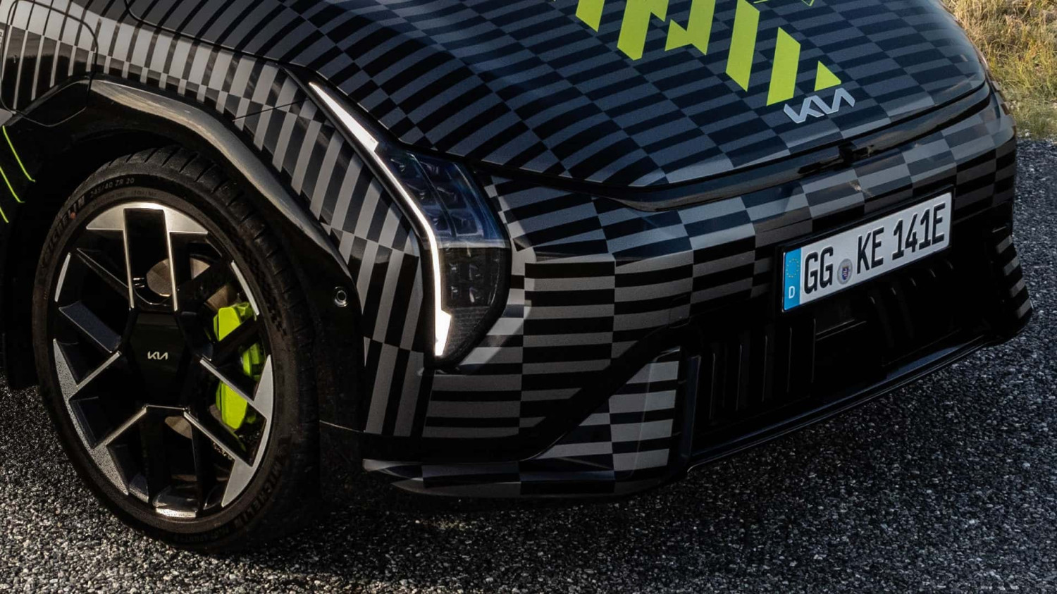 Le crossover compact sportif de Kia dans les premières photos officielles