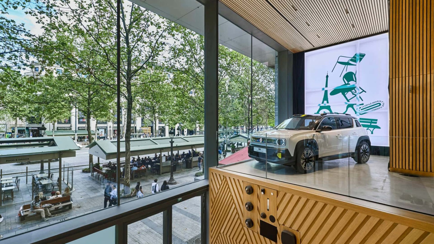 Renault rouvre son showroom des Champs-Élysées