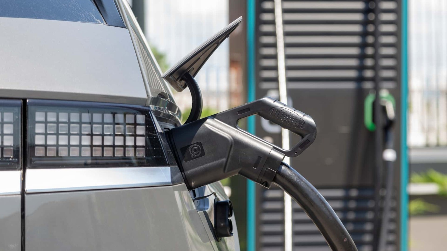 Hausse du cours du cuivre : les bornes de recharges dépouillées en France